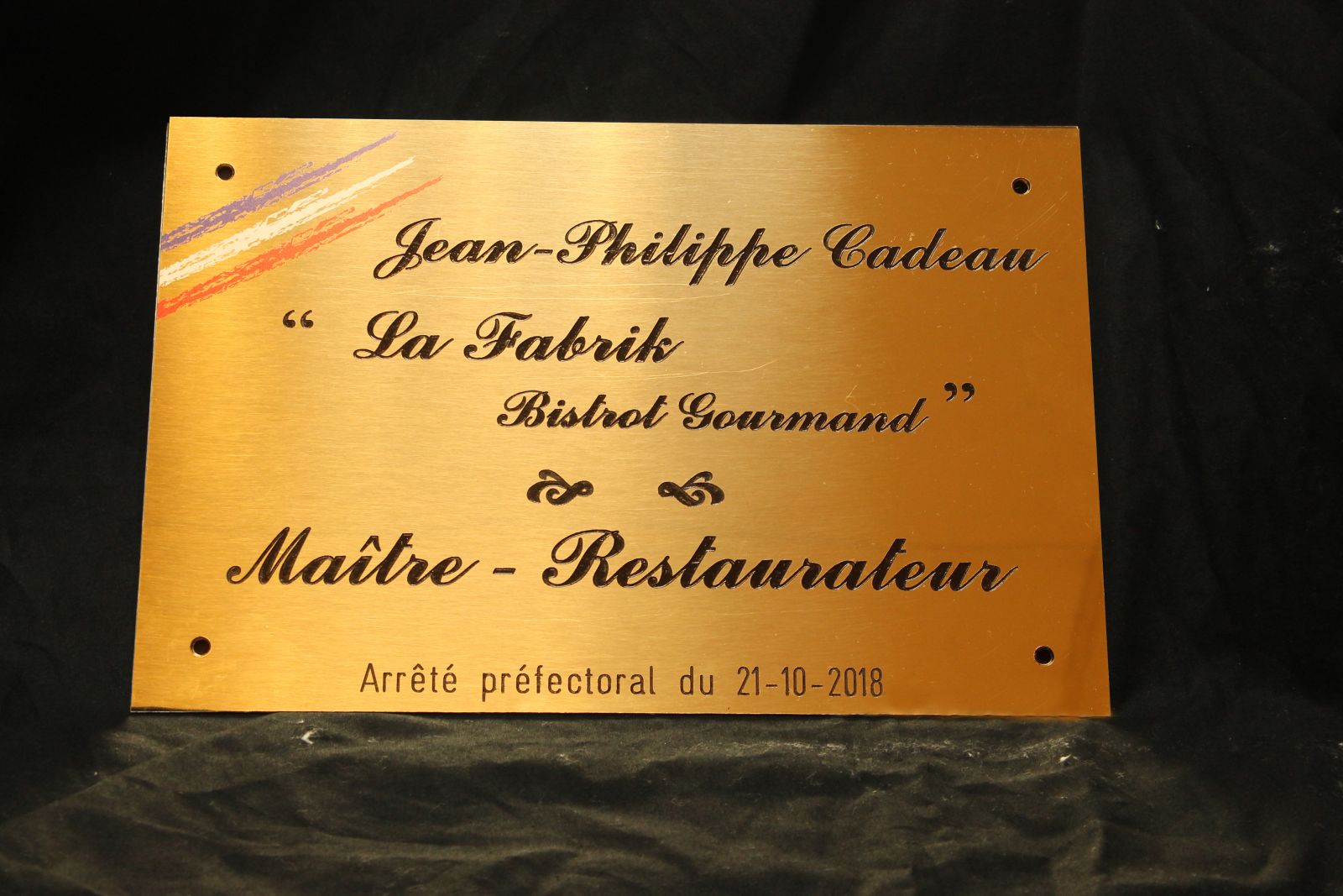 Plaque laiton maître restaurateur gravée et peinte avec impression numérique quadri